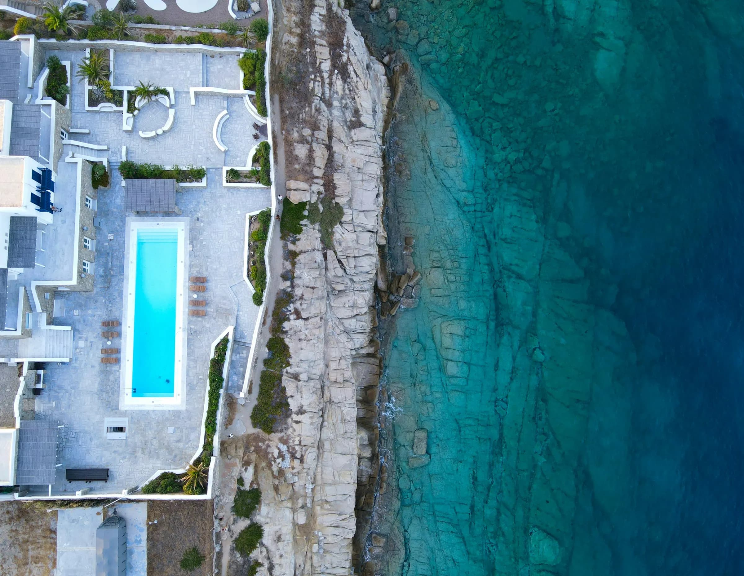 Une villa avec piscine sur une falaise au-dessus de la mer, vue du ciel